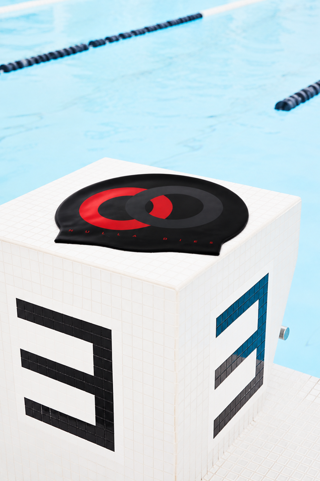 BLACK RED SWIMCAP NULLA DIES