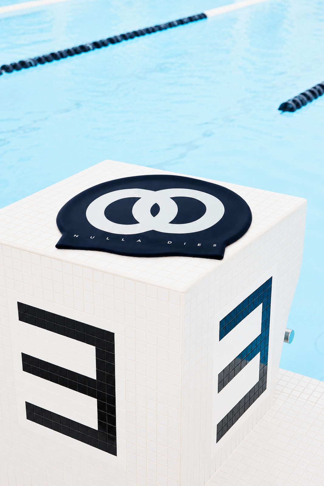 NAVY WHITE SWIMCAP NULLA DIES