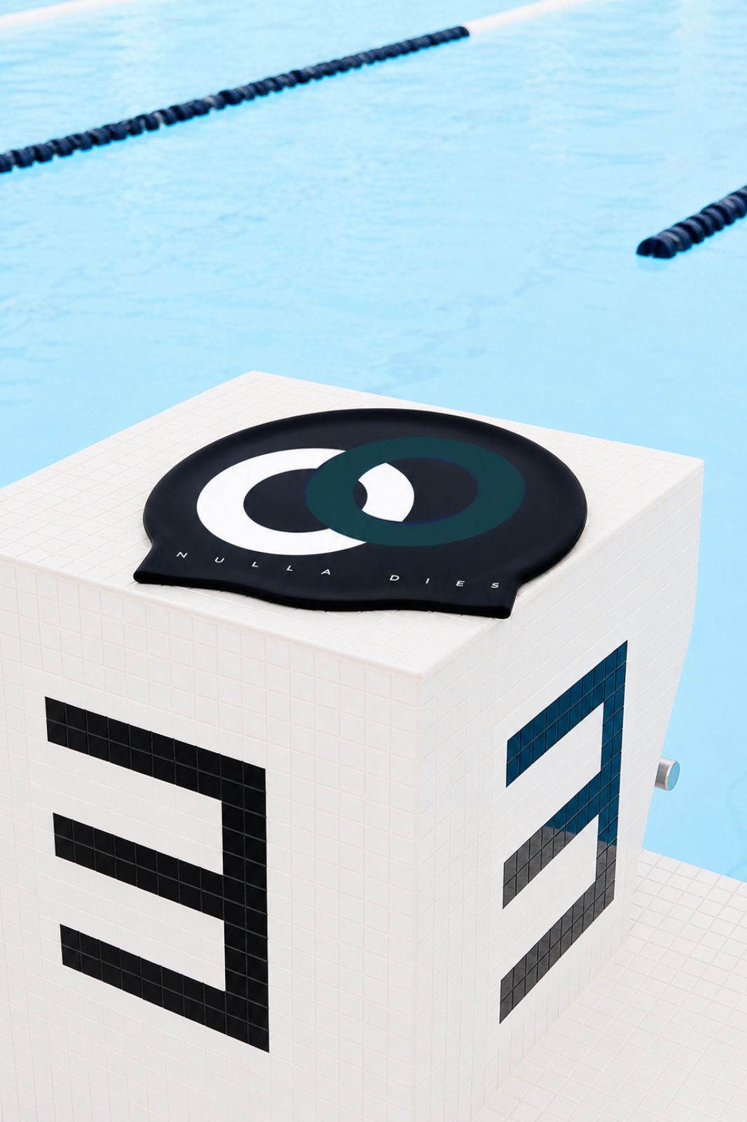 Swimcap Nulla Dies Noir Blanc Petrole