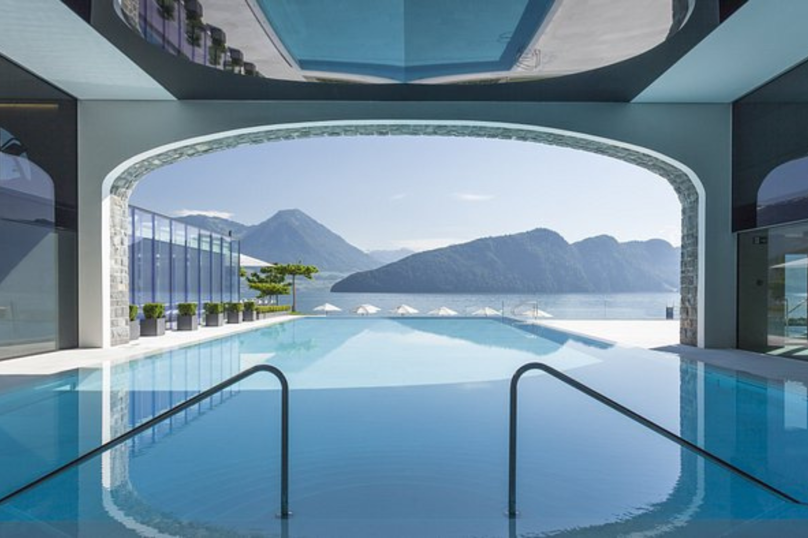 Zwembad in het Park Hotel Vitznau, Zwitserland