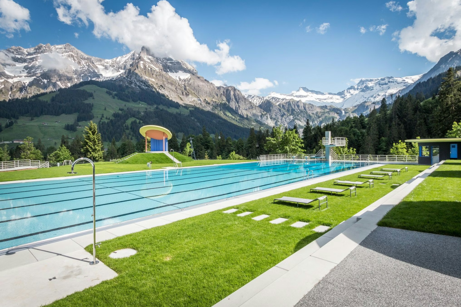 Panoramisch zwembad Gruebi, Adelboden, Zwitserland